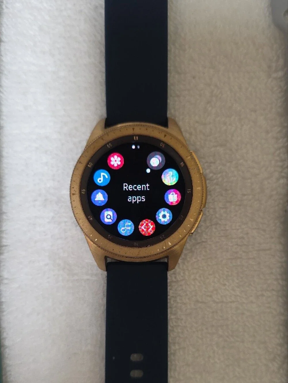 SamsungSmartwatch with Navy Band and Six Interchangeable Silicone Straps/Charger